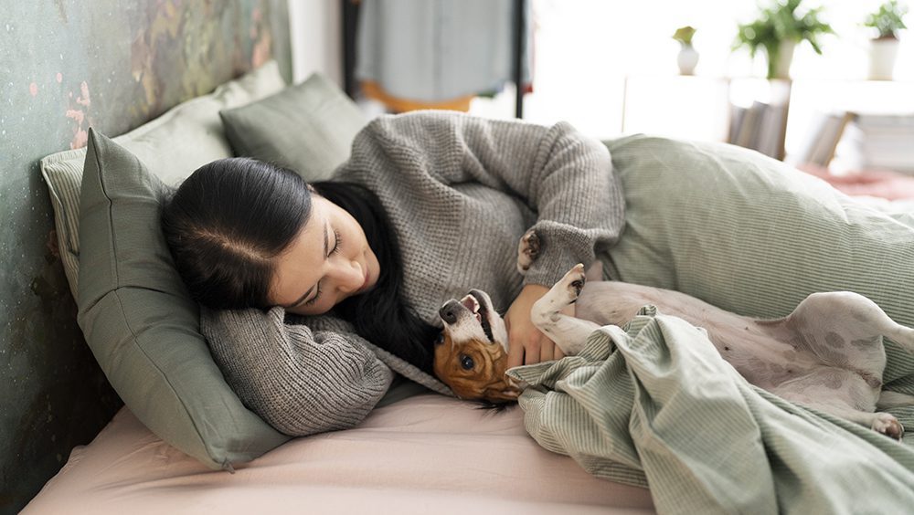 ¿Es malo dormir con perros?