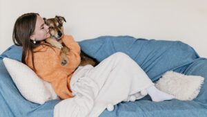 ¿Es malo dormir con perros?